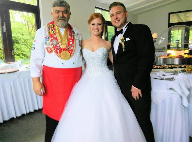 <p>Nerijetko je Miodragović pozvan da kuha na svadbama diljem Europe, a ovo je fotografija iz Essena/Foto: Privatni album</p>
