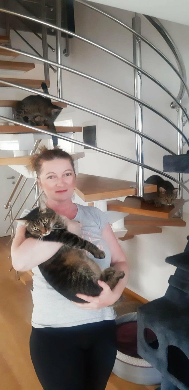 <p>Ivana sa svojim mačkama u svom domu koja jednostavno nije mogla ne pomoći životinjama i Udruzi koja brine o njima/Foto: Udruga za dobrobit i zaštitu pasa i mačaka "Breath of Life"</p>
