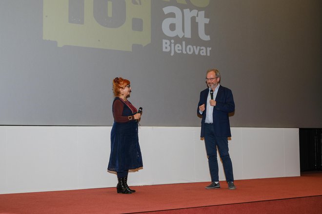 <p>Norveški veleposlanik primio je priznanje Žirija mladih za film J..no posvojena u ime redateljice/ Foto: DOKUart</p>

