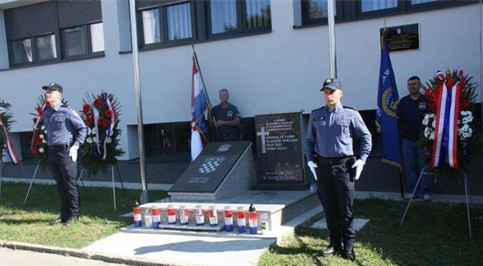 Fotografija: Svečano otkrivanje spomenika poginulim policajcima/Foto: PU bjelovarsko-bilogorska
