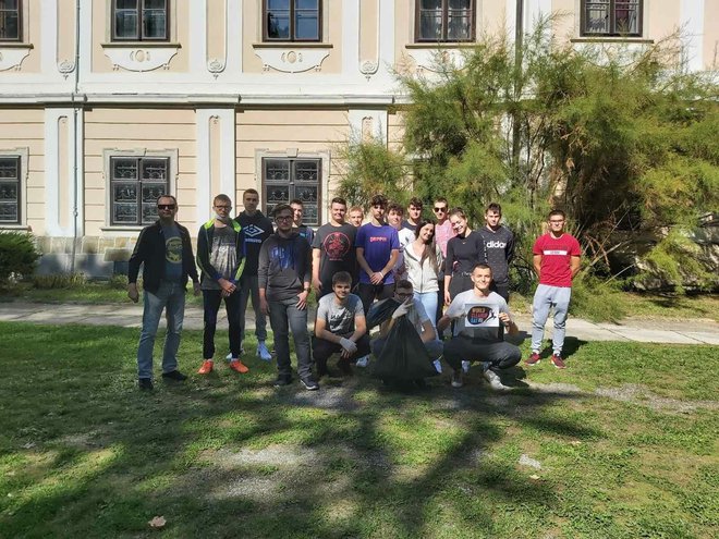 <p>Učenici Tehničke škole Daruvar također su čistili prostor oko Dvorca grofa Jankovića/Foto: Grad Daruvar</p>
