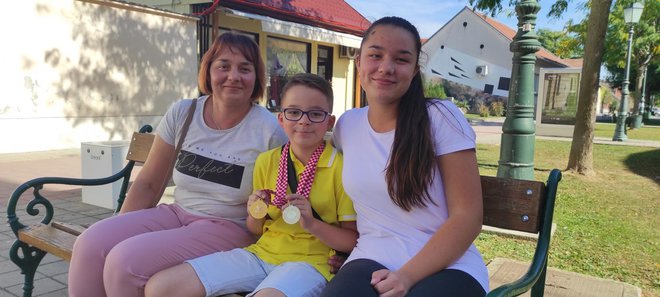 <p>Leon s majkom Krstinom i sestrom Lorenom koje su mu bezrezervna podrška/Foto: Martina Čapo</p>
