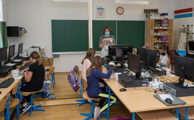 <p>Učenici na radionici izrade mikroračunala u OŠ Vladimira Nazora/Foto: Predrag Uskoković</p>

