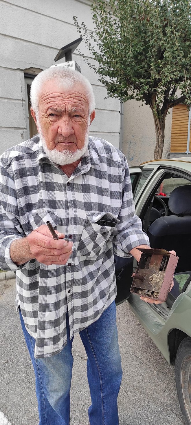 <p>Mladen pokazuje ključ i bravu kakvih više nema za kupiti, te koja je starija možda i od 50 godina/Foto: Martina Čapo</p>
