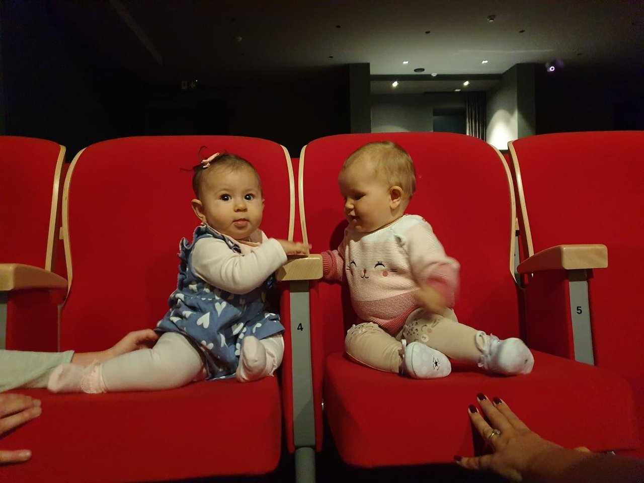 Fotografija: Dvije male gledateljice na otvorenoj probi koja je bila namijenjena samo njima, odnosno njihovim vršnjacima do 18 mjeseci starosti/Foto: Snježana Berak
