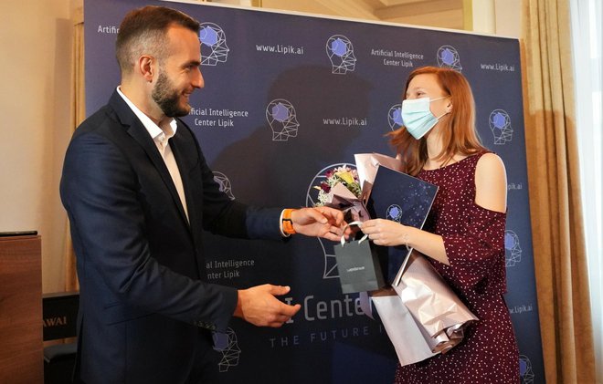 <p>Ministar Josip Aladrović dodijeluje diplomu i buket polaznici edukacije AI Centar Lipik/Foto: MojPortal.hr</p>
