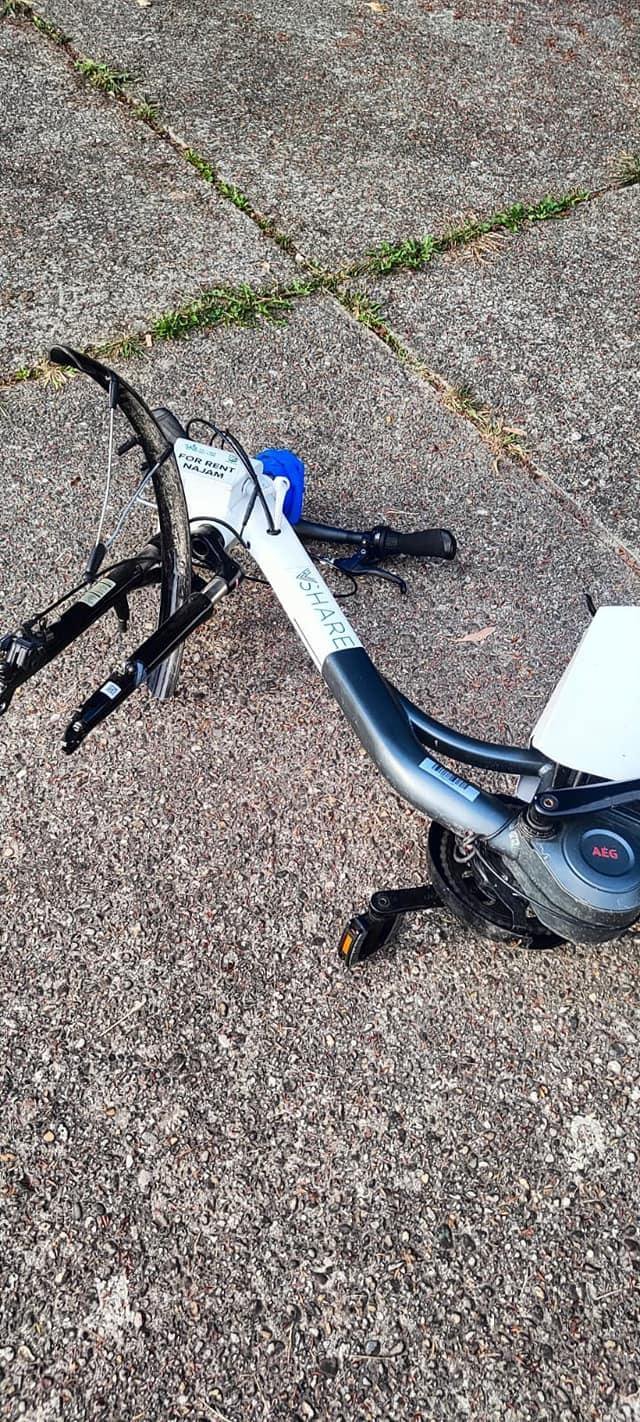 <p>Uništeni e - bicikli kod Srednjoškolskog centra/Foto: Dario Hrebak</p>
