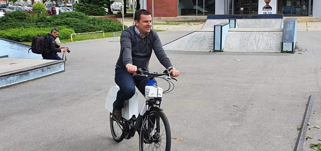 <p>Dario Hrebak na e-biciklu koji su se ponovno našli na meti vandala/Foto: Grad Bjelovar</p>
