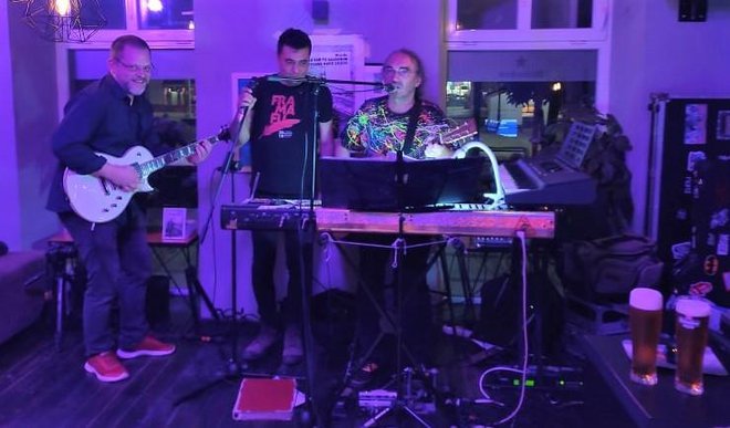 <p>Denis Lukaš na gitari, Ivan Žada za mikrofonom i Milko Kiš zvani Deda za klavijaturama/Foto: MojPortal</p>
