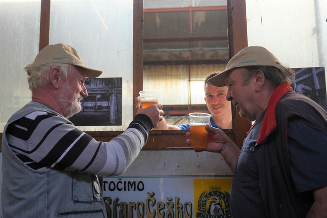 Krešo Marić, čiji su otac i djed radili u Dalitu, dovezao je pivo za okupljene koje je donirala Pivovara Daruvar/Foto: Nikica Puhalo
