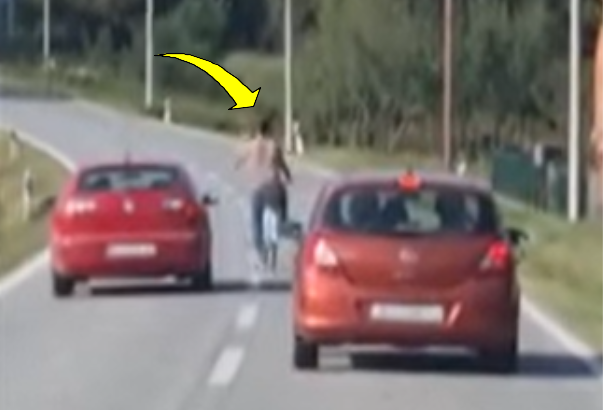 <p>Alkoholizirani biciklist vozio se sredinom ceste i krivudao/Foto: Screenshot</p>
