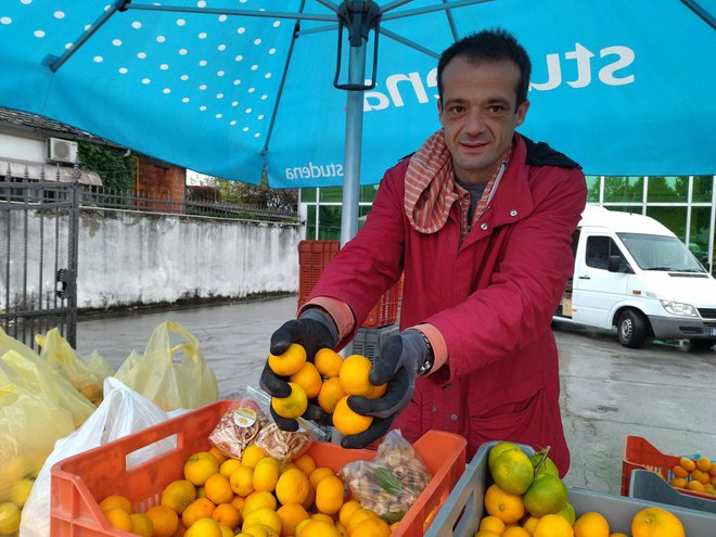 <p>Bjelovarčanin Filip Sabljić svakodnevno prodaje mandarine za Opuzence, te je veoma zadovoljan što je pronašao posao/Foto: Martina Čapo</p>
