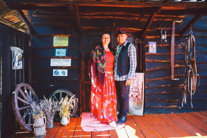 <p>Slađana i Goran Đurđević goste su dočekali u tradicionalnim Romskim nošnjama/Foto: vilicomkrozhrvatsku (Kasandra Draganić)</p>
