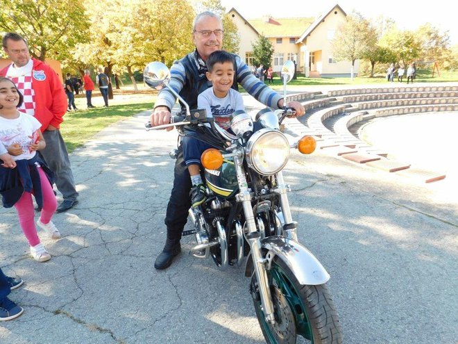 <p>Sjesti na motor pa makar stajao on na mjestu svakome je djetetu posebna želja/Foto: USV Bjelovar</p>
