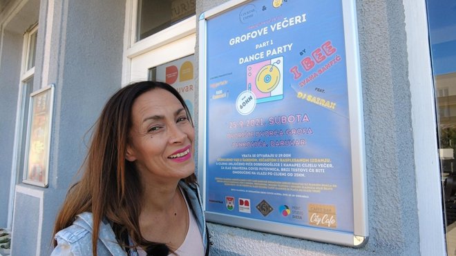 Ivana Banfić ispred plakata za svoj koncert na Grofovim večerima/Foto: Darko Jeličić
