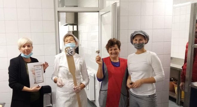 Ravnateljica Sanja Vranješević (lijevo) s tetama kuharicama povodom njihovog dana/Foto: OŠ Veliko Trojstvo
