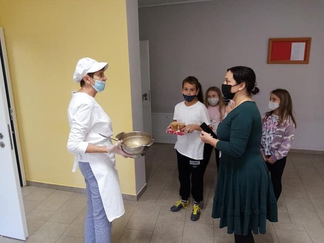 Učenici i djelatnici škole čestitali su i darivali kuharice koje im toliko fino i zdravo kuhanju/Foto: OŠ Veliko Trojstvo
