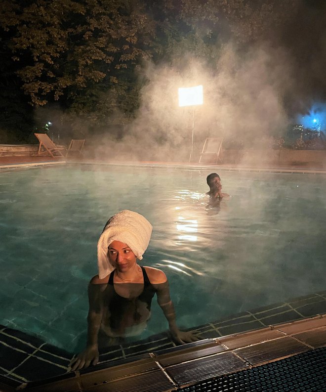 Iva Jerković i Krešimir Mikić proveli su sate i sate u otvorenom termalnom bazenu, a vanjska temperatura nije bila ni malo ugodna/Foto: Petnaesta umjetnost

