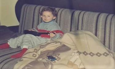 Leonida s 3 godine na kauču s gitarom/Foto: Privatni album
