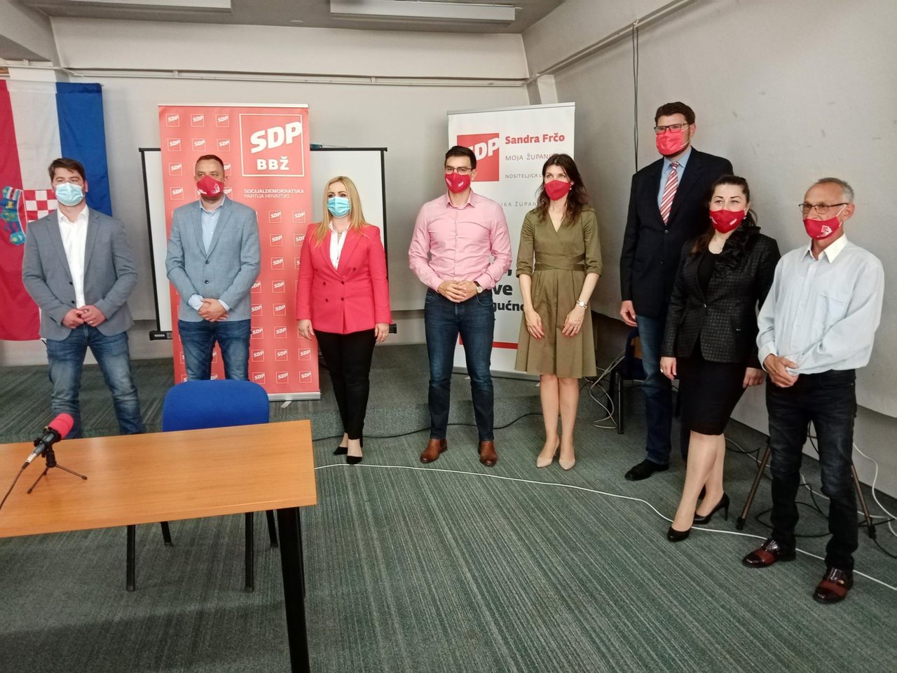 Fotografija: Peđa Grbin s kandidatima SDP-a na lokalnim izborima/ Foto: Deni Marčinković
