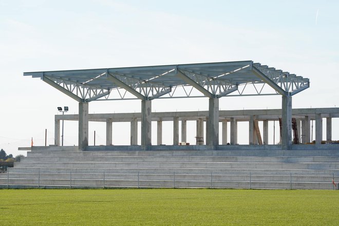 Tribine stadiona na Brdu dijelom su već natkrivene/ Foto: NK Mladost Ždralovi
