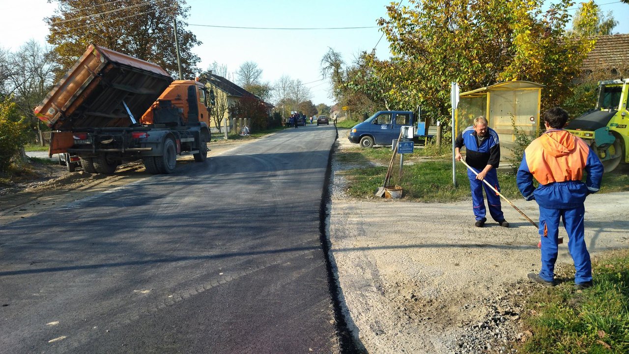 Fotografija: Novi asfalt stanovnici Prokljuvana čekali su više od 50 godina/ Foto: Deni Marčinković
