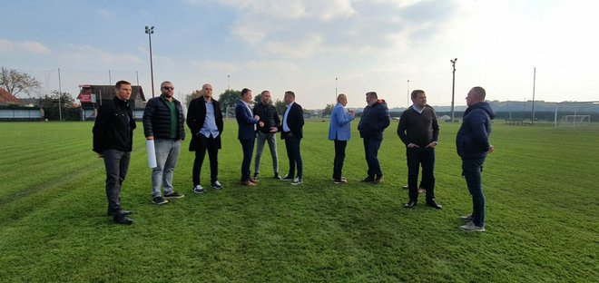 Nakon Logora, župan, gradonačelnik te predsjednik HNS-a sa suradnicima posjetili su i stadion na Brdu/ Foto: Grad Bjelovar
