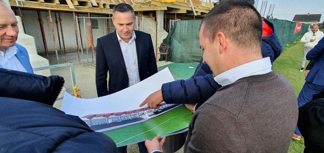 Predsjednik HNS-a upoznat je i s planom konačnog izgleda stadiona na Brdu/ Foto: Grad Bjelovar
