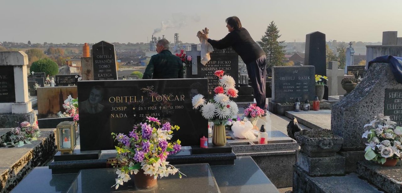 Fotografija: Bjelovarčani čiste grobove svojih pokojnika/Foto: Martina Čapo
