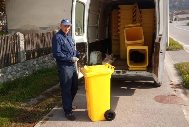 Fotografija: Podjela kanti za prikupljanje plastike počela je u ponedjeljak/Foto: Općina Sirač
