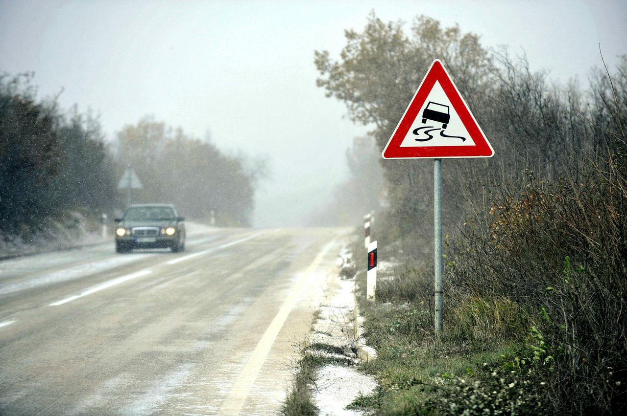 Fotografija: Od 1. studenog morate voziti s upaljenim svjetlima, a od 15. studenog i sa zimskom opremom/Foto: Nikola Vilić/CROPIX (ilustracija)
