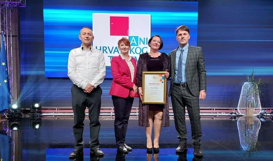 Fotografija: Tatjana s nagradom u društvu supruga, direktora TZ BBŽ i direktorice TZ S. Moslavina/Foto TZ BBŽ
