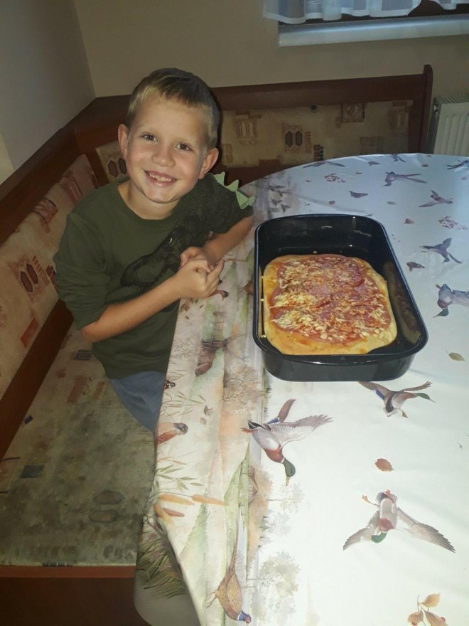 Pizza u izradi vrijednog učenika 2. razreda/Foto: OŠ Mate Lovraka Veliki Grđevac

