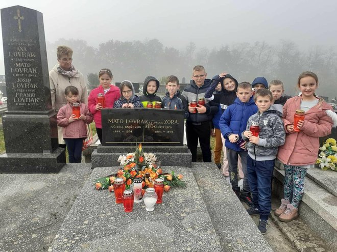 Mališani na grobu omiljenog književnika Mate Lovraka/Foto: OŠ Mate Lovraka Veliki Grđevac
