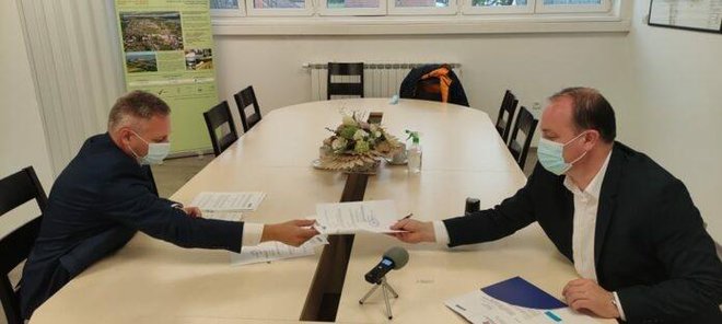 Ugovor su potpisali državni tajnik Velimir Žunac i gradonačelnik Josip Bilandžija/ Foto: KruGarešnica.info
