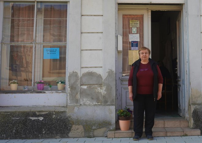 Milada ispred kafića u kojem je provela punih 47 godina/Foto: MojPortal.hr
