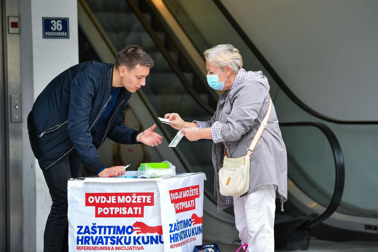 Fotografija: Prikupljanje potpisa za referendumsku inicijativu "Zaštitimo hrvatsku kunu"/Tonči Plazibat/CROPIX
