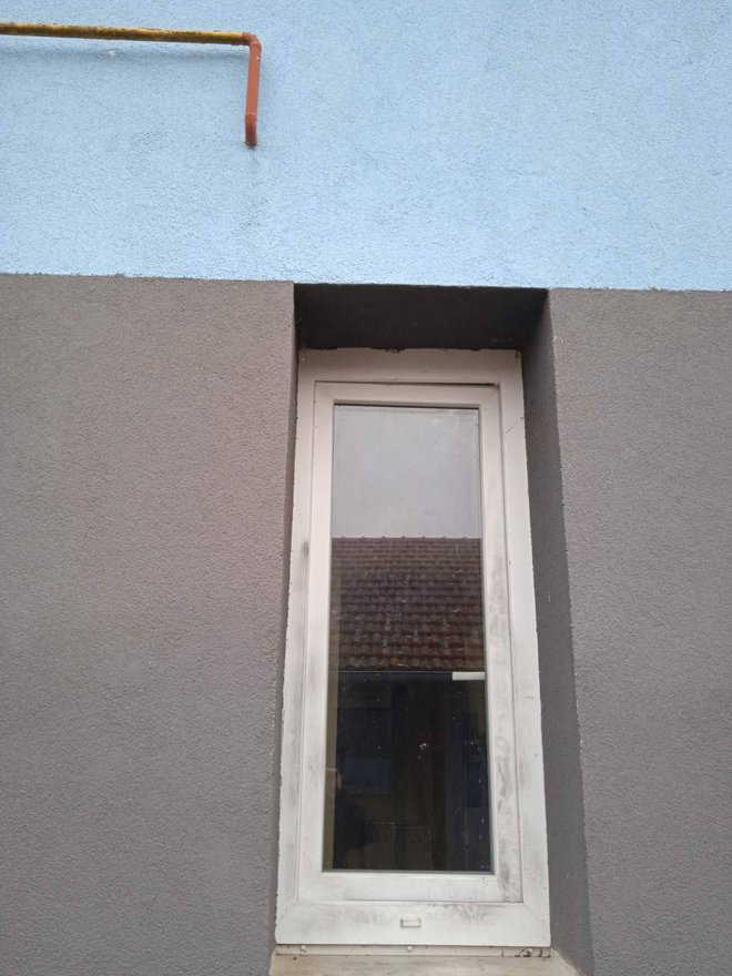Na cijeloj zgradi su PVC vrata i prozori pa se lopov morao pomučiti/Foto: Ivica Puh
