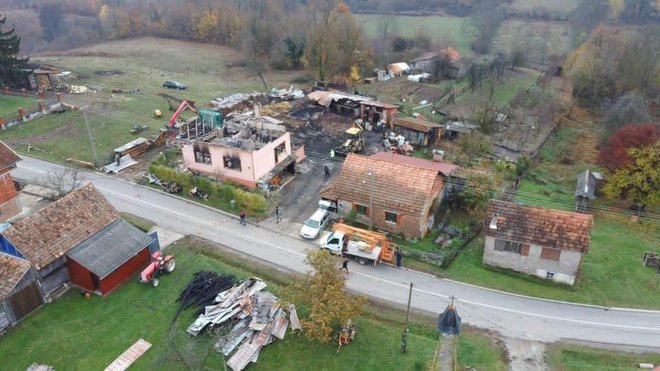 Izgorjela je obiteljska kuća, štala, prateće prostorije, uništeni su radni strojevi, a izgorjelo i nekoliko svinja/Foto: Vesna Čavlović/Facebook
