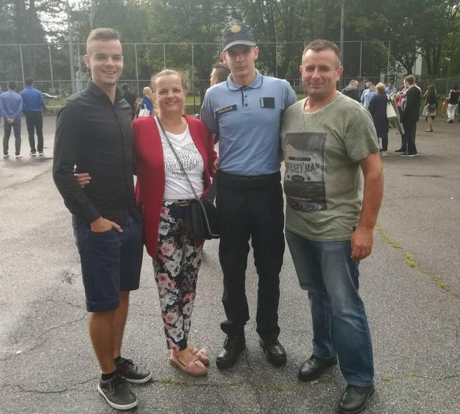 Antonio, majka Vesna, brat Ivan i otac Josip na Ivanovoj policijskoj prisegi/Foto: Vesna Čavlović/Facebook
