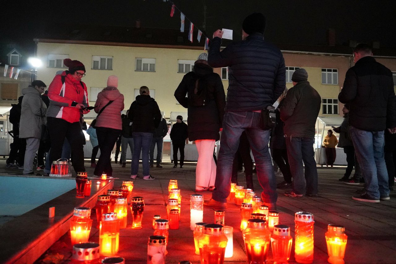 Fotografija: Prosvjednici su zapalili lampione u obliku slova "NE"/Foto: MojPortal.hr
