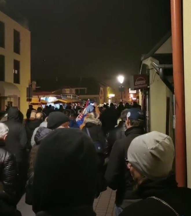 Ulica je bila puna, pa Hrebak vjeruje da je prosvjednika bilo između 50 i 100/Foto: Screenshoot Facebook
