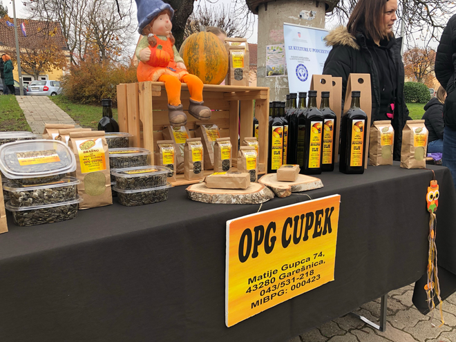 Veseli štand OPG-a Cupek s bučinim uljem/Foto: Janja Čaisa
