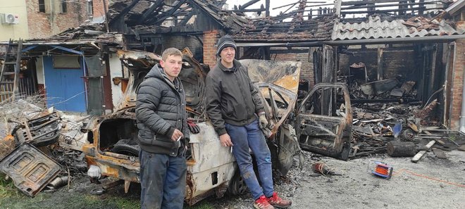 Antonio i njegov prijatelj Luka na izgorenom automobilu/Foto: Martina Čapo
