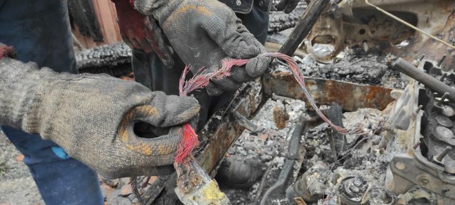 Antonio pokazuje žice koje su uzrokovale požar/Foto: Martina Čapo

