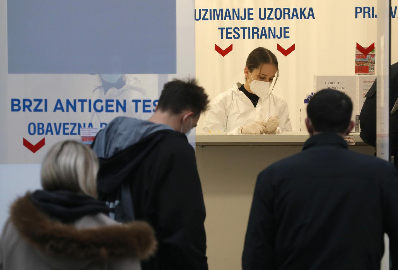 Fotografija: Građani čekaju u redu za testiranje/Foto: Damjan Tadic/CROPIX
