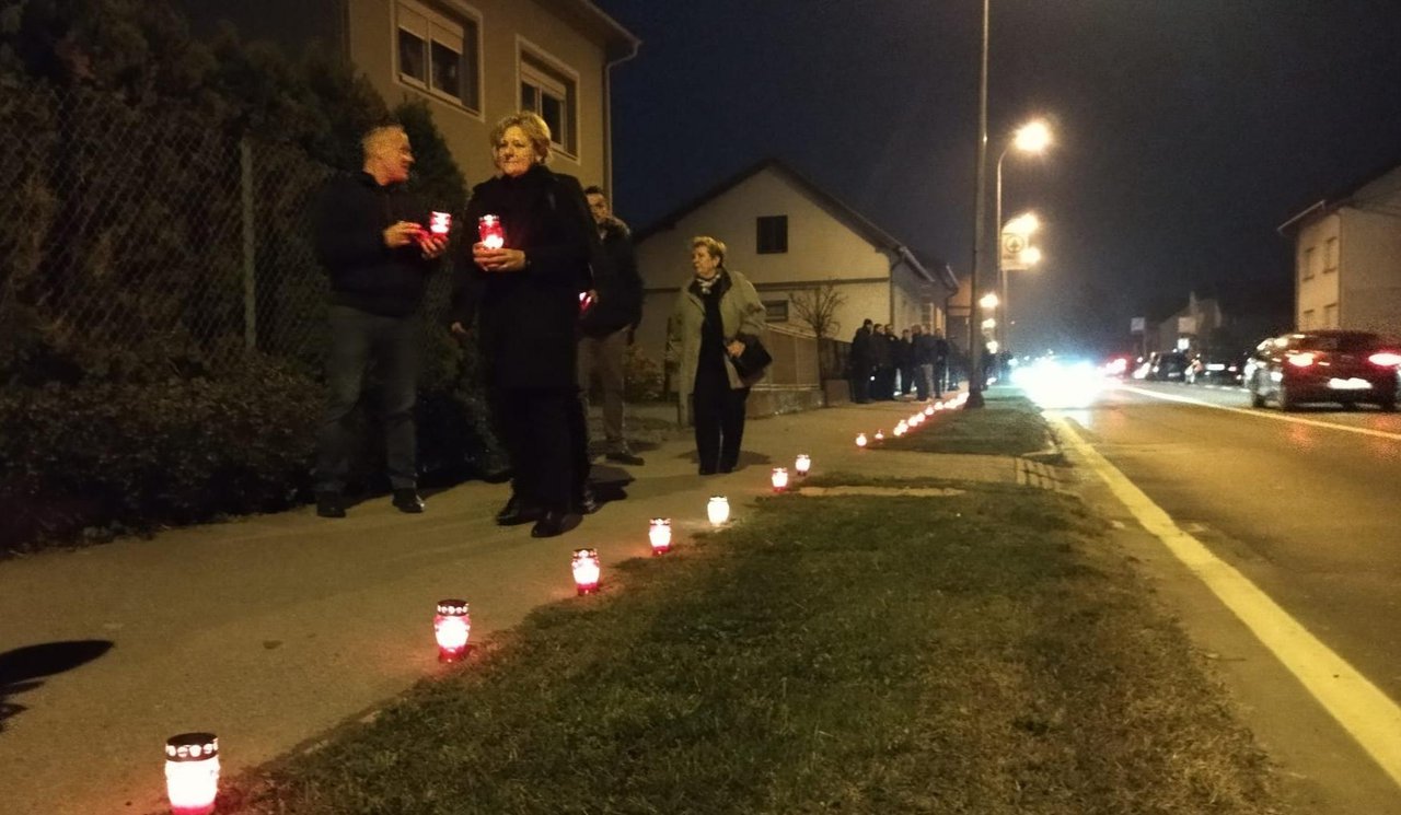 Fotografija: Paljenje lampaša u Vukovarskoj ulici tradicija je koja traje dugi niz godina/Foto: Deni Marčinković
