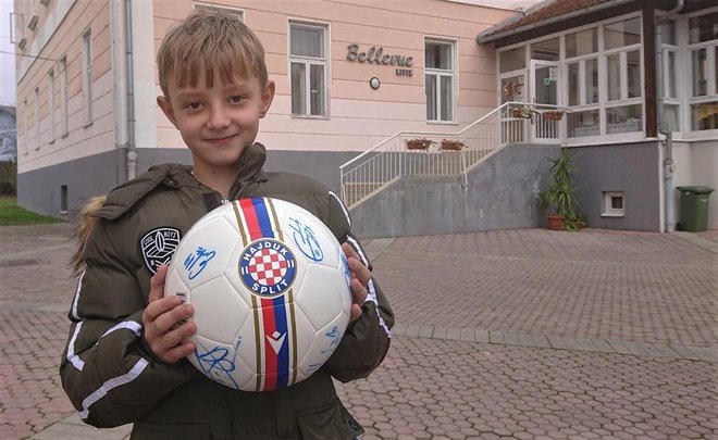 Lopta s potpisima igrača Hajduka Mislavov je najdraži suvenir/Foto: Ivan Pušćenik
