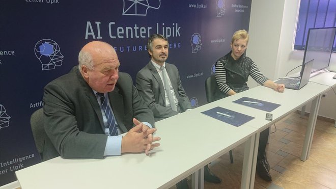 Gradonačelnik Vinko Kasana (lijevo) govori o uspjehu pokretanja AI Centra Lipik i njegovom značaju za Grad, ali i cijelu Hrvatsku/Foto: Mario Barać
