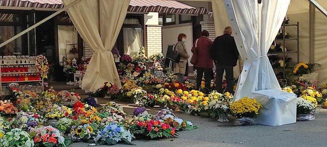 Na gradskom groblju Borik građani kupuju cvijeće za svoje najmilije. Nikad više ukopa nego trenutno/Foto: Martina Čapo
